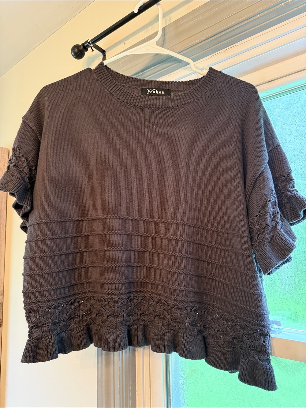 Yeokou Black Short-Sleeve Knit Sweater with Ruffle Hem